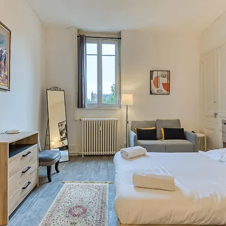 Gary Joli F2 Au Pied De La Gare De *