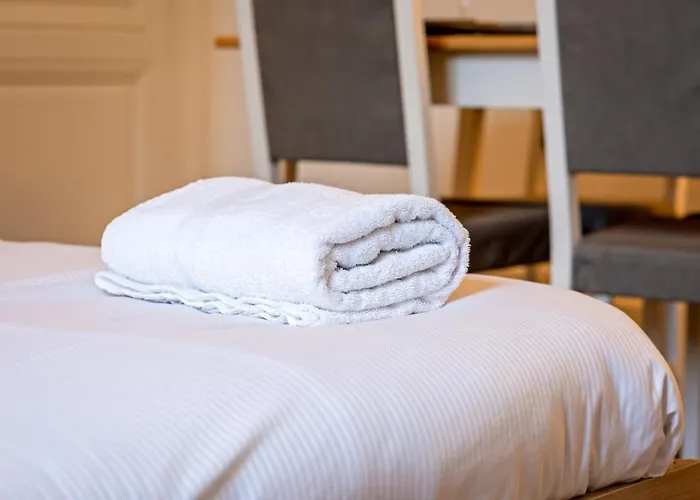 Gary Joli F2 Au Pied De La Gare De *