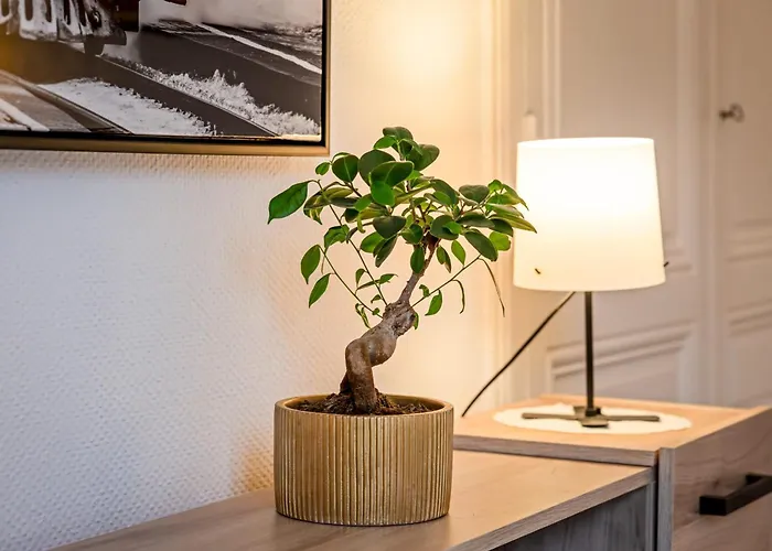 Gary Joli F2 Au Pied De La Gare De *