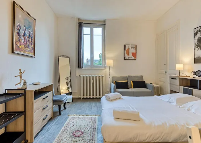 Gary Joli F2 Au Pied De La Gare De *